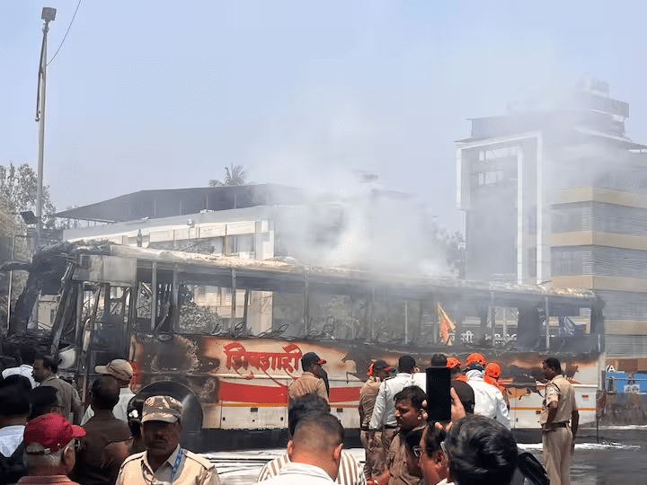 ठाणे स्टेशनवर ‘शिवशाही’ला भीषण आग