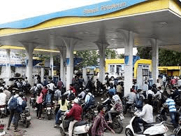 पेट्रोल पंपांवर आजही रांगाच रांगा