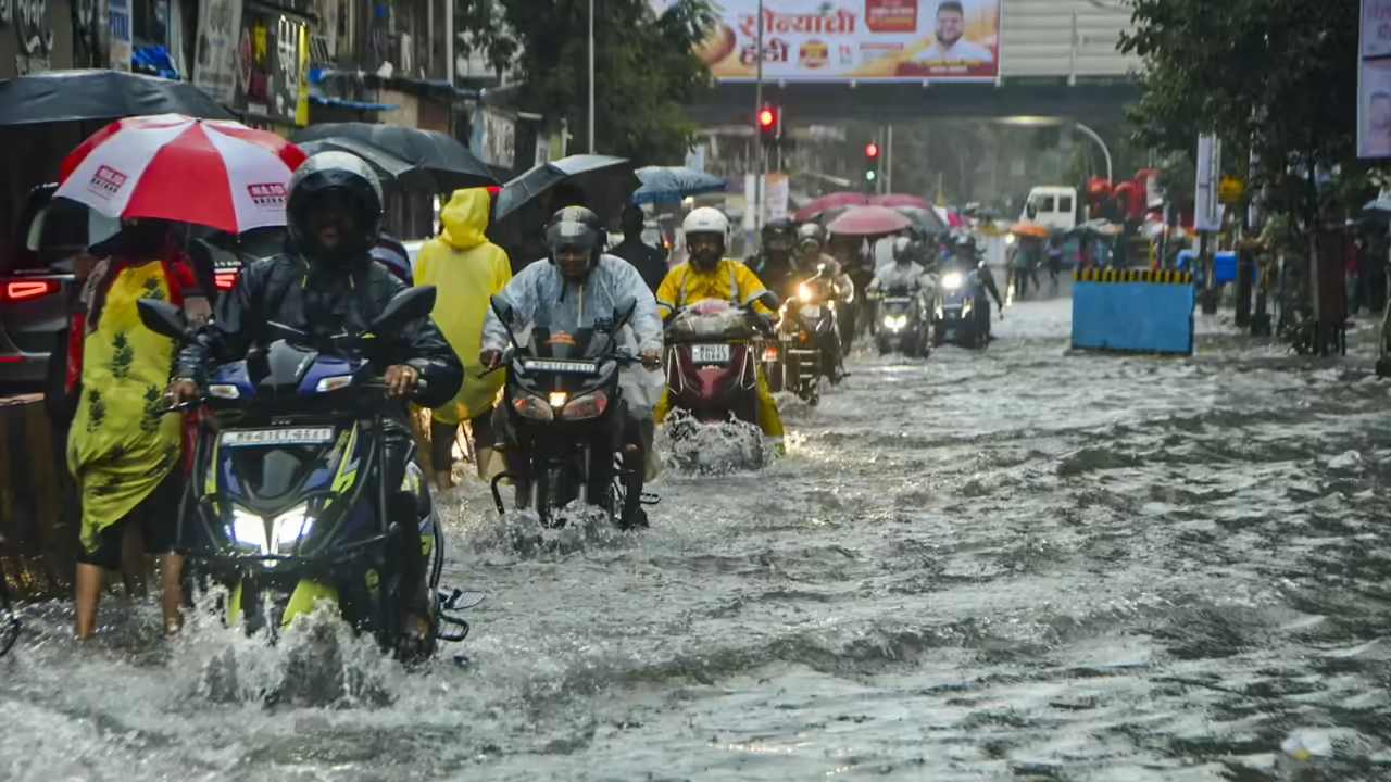 मुंबई में मानसून की जोरदार दस्तक, बारिश ने बढ़ाई लोगों की मुश्किलें