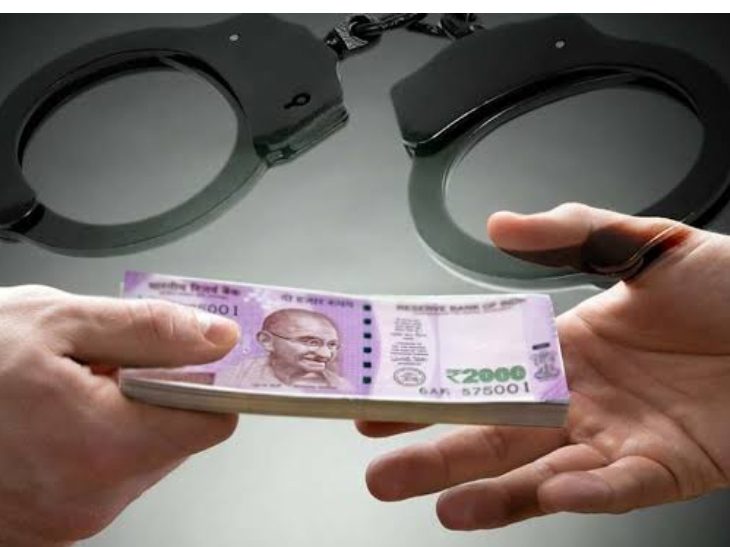 सातबारा रिकॉर्ड में संशोधन के नाम पर रिश्वतखोरी, 10 हजार रुपये लेते महिला तलाठी रंगेहाथ गिरफ्तार