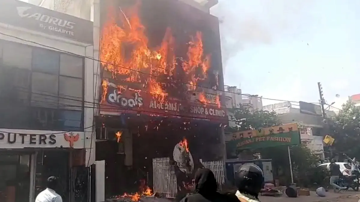 लखनऊ में कोचिंग सेंटर में भीषण आग; 14 दमकल गाड़ियाँ मौके पर, छात्रों में अफरा-तफरी