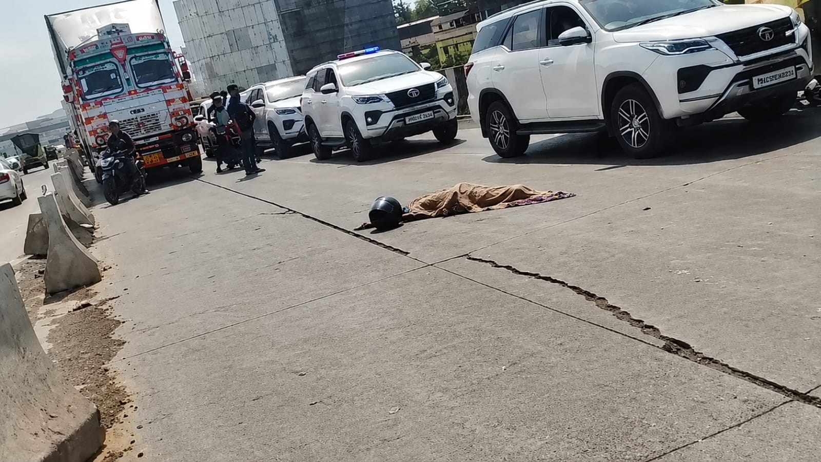 मुंबई-नाशिक महामार्गावर काळाचा घाला; ट्रकच्या धडकेत महिलेचा जागीच मृत्यू