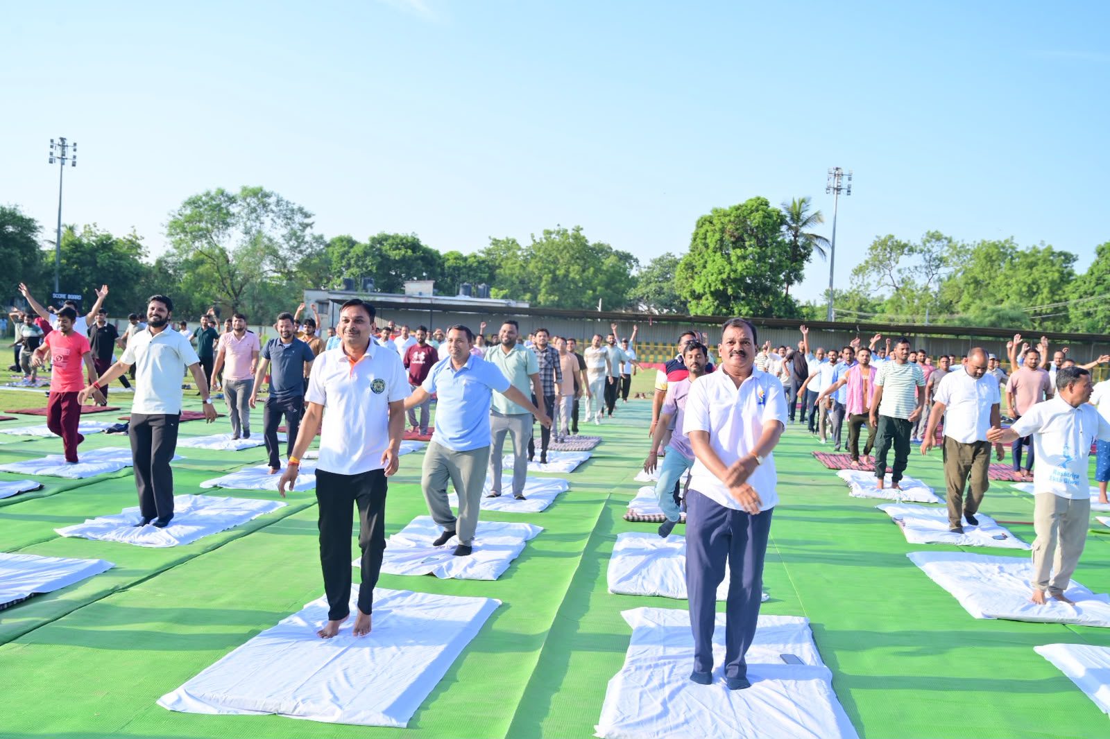 योग संगम में जुटे रेलवे कर्मचारी, दिया स्वस्थ जीवन का संदेश