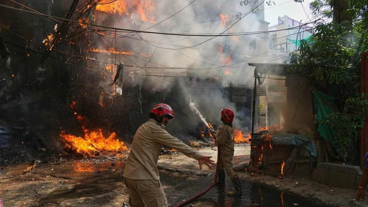 दिल्लीतील हॉटेलमध्ये भीषण आग; 21 जणांचा दुर्दैवी मृत्यू