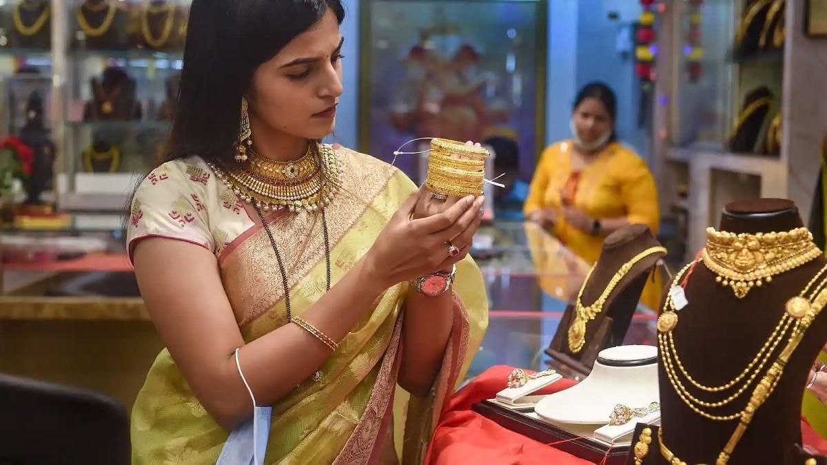 वटपौर्णिमा पर सोना हुआ सस्ता, 10 तोला गोल्ड ₹9,300 तक हुआ कम; खरीदारी का सुनहरा मौका