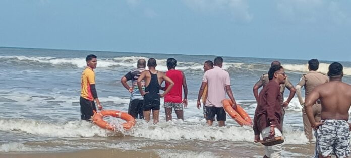 गणपतीपुळ्यात मोठी दुर्घटना; समुद्रात गेलेल्या ८ पर्यटकांपैकी ५ जण बेपत्ता, शोधमोहीम सुरू