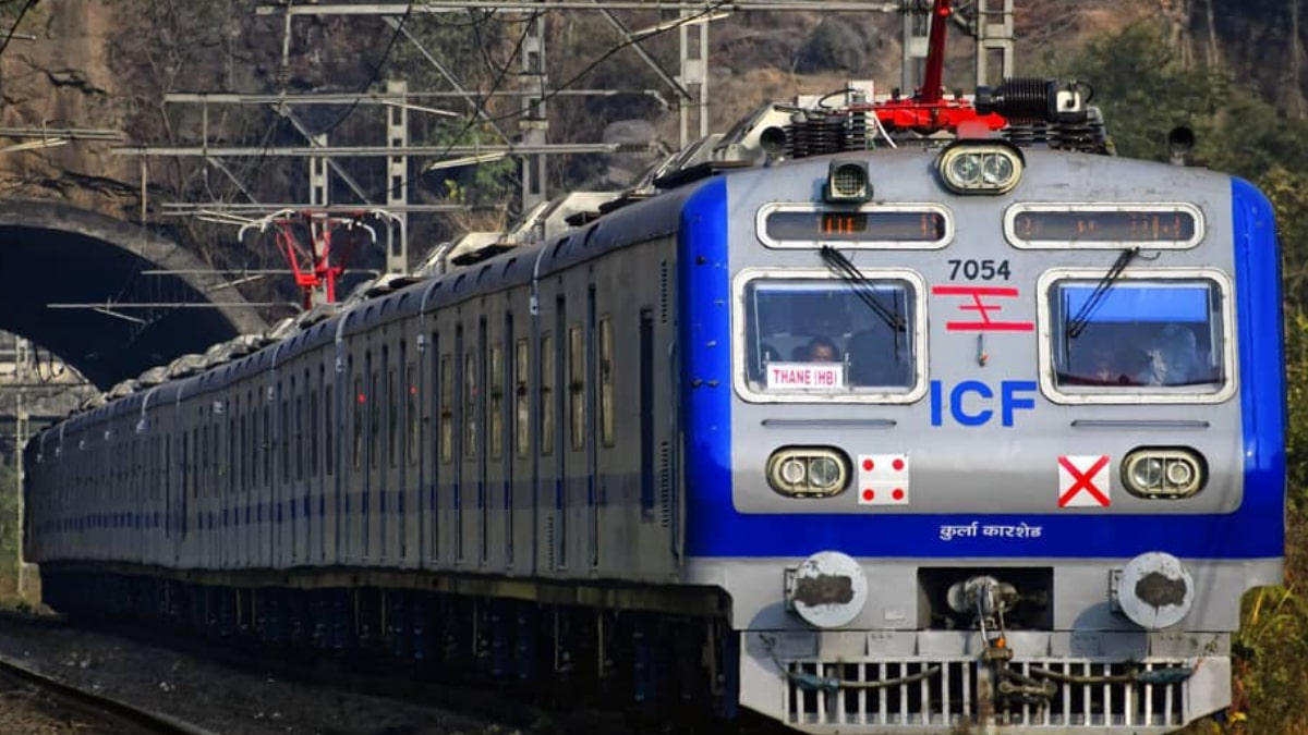 मुंबई एसी लोकल में 10 मिनट तक बंद रहा एसी, घुटन से तीन यात्री बेहोश