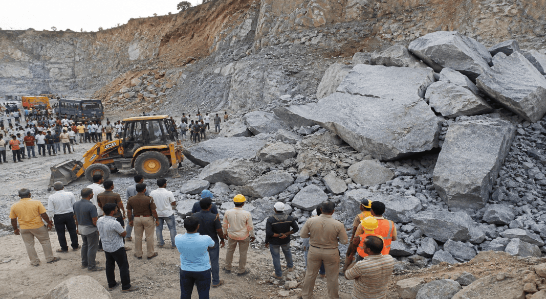 ग्रेनाइट की चट्टान गिरने से 8 मजदूरों की मौत, 5 घायल