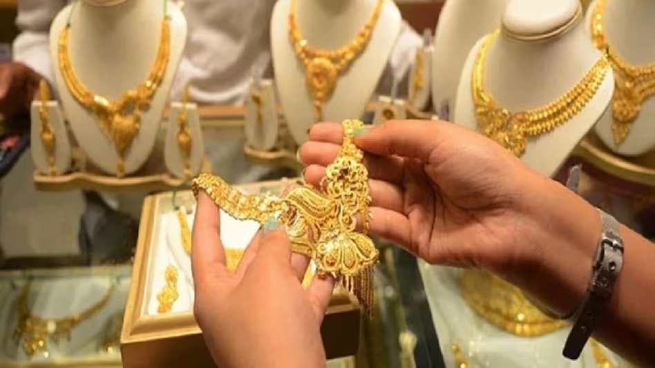 Gold Rate Today: सोना खरीदने वालों को बड़ा झटका! लगातार दूसरे दिन बढ़े दाम, खरीदारी से पहले जान लें नया रेट