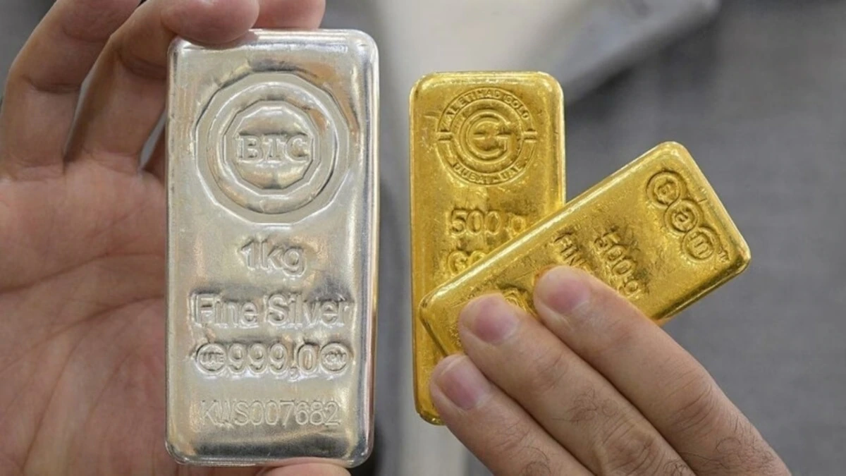 Gold Rate Today : हफ्ते के पहले दिन सोना हुआ सस्ता, चांदी में ₹5,000 की बड़ी गिरावट; जानें 22K, 24K और 18K के ताजा भाव