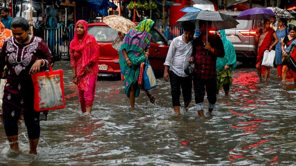 मुंबई में बारिश का कहर, मौसम विभाग का अलर्ट; बेहद जरूरी हो तभी घर से निकलें