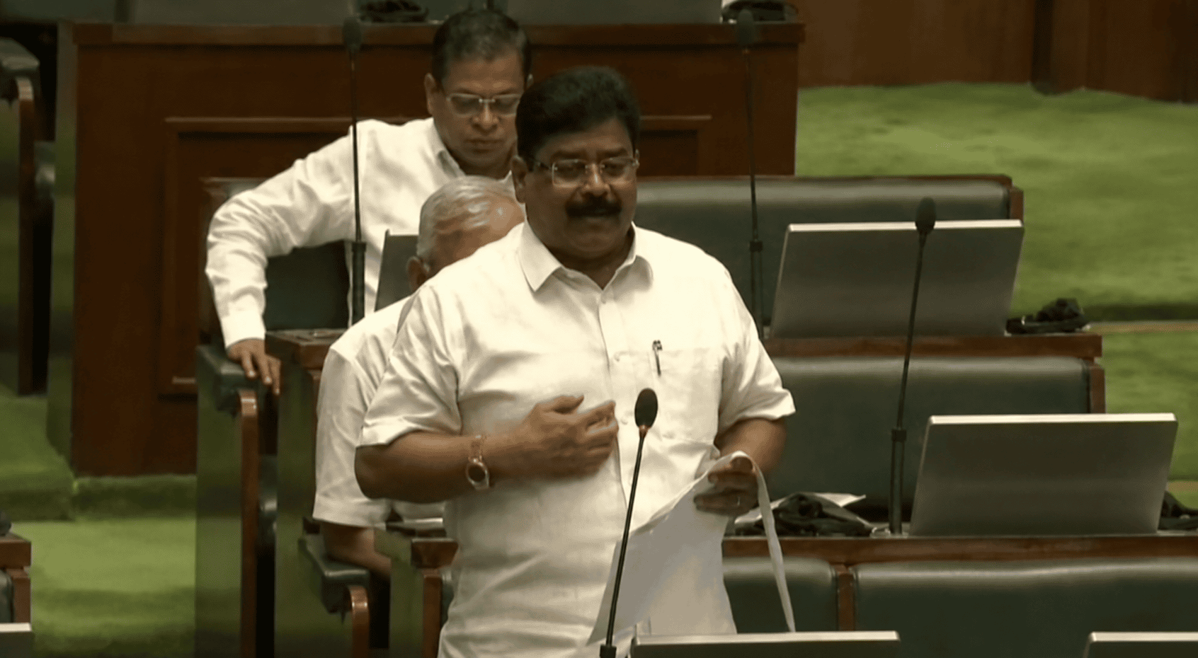 PMAY योजना पर विधानसभा में सवाल; विधायक विकास ठाकरे ने NIT और MHADA के कामों की जांच की मांग की