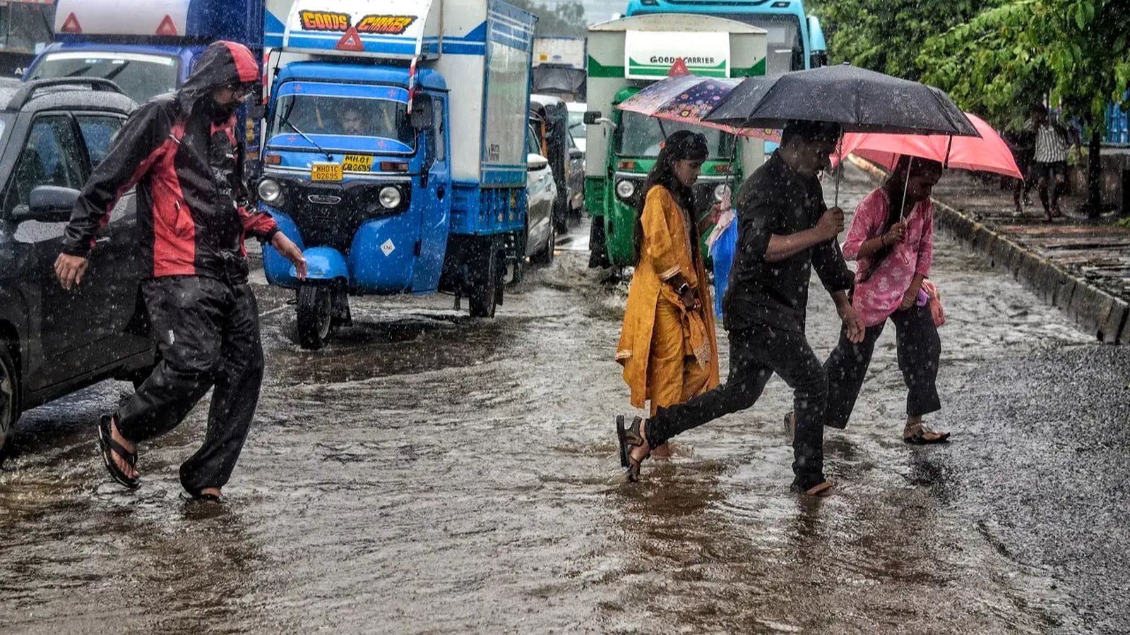 बारिश का कहर! मुंबई-पुणे समेत कई जिलों में रेड और ऑरेंज अलर्ट, लोगों से सतर्क रहने की अपील