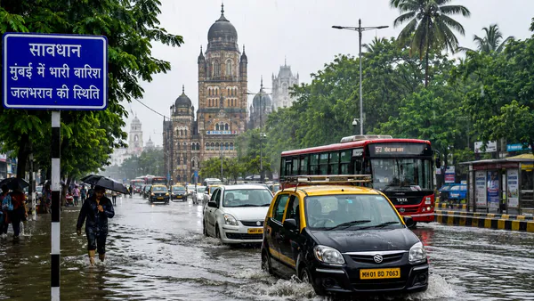 मुंबई में बारिश का कहर : सड़कें जलमग्न, अंधेरी सबवे बंद, लोकल सेवाएं प्रभावित