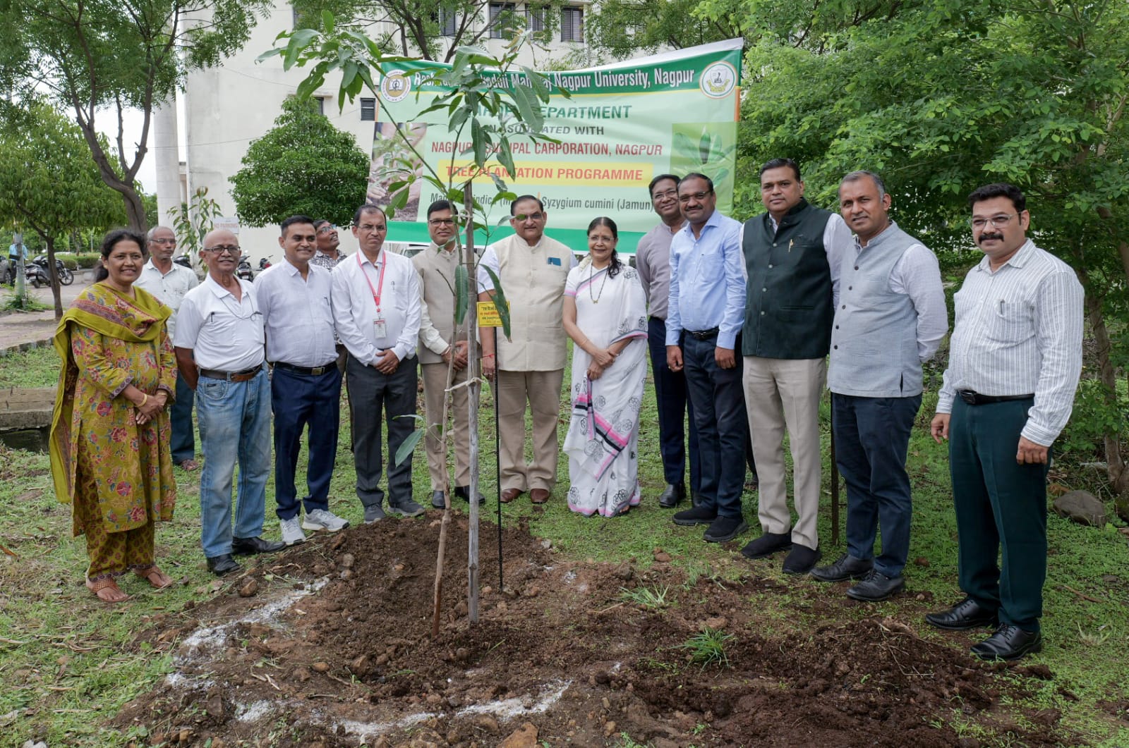 आरटीएम नागपुर विश्वविद्यालय में ‘एक पेड़ माँ के नाम’ अभियान, कुलपति सहित अधिकारियों ने किया पौधारोपण