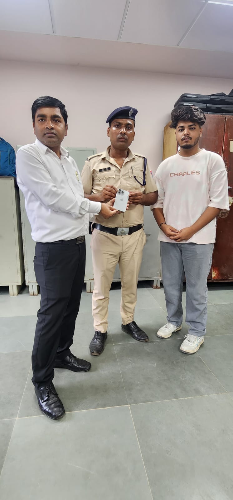 खोया हुआ आईफोन लौटाकर रेलवे ने जीता यात्री का भरोसा, CTI राजकुमार की ईमानदारी बनी मिसाल