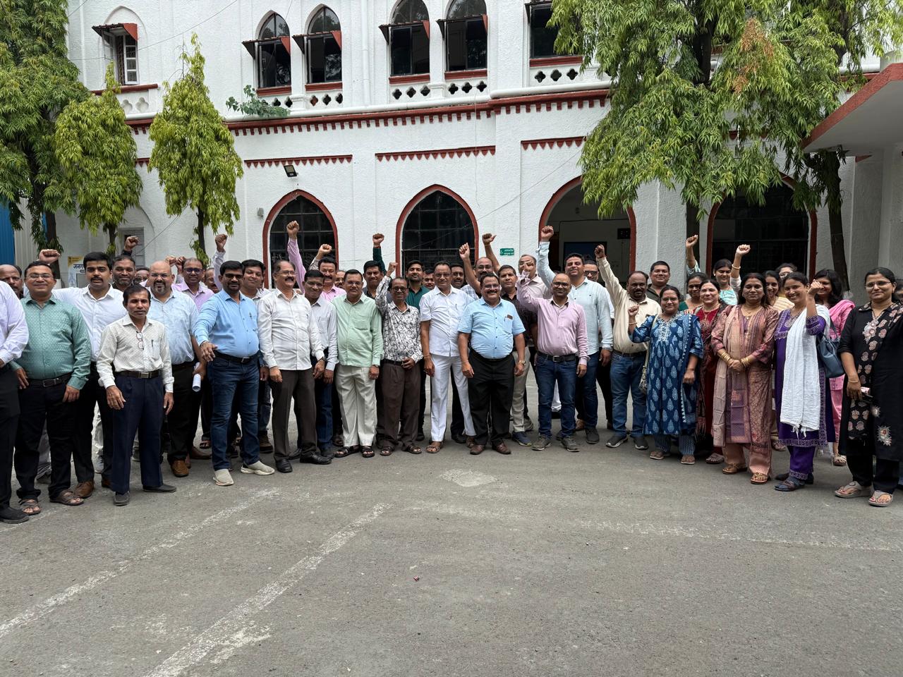 रवींद्र कोली पर हमले के विरोध में नागपुर में कर्मचारियों का प्रदर्शन, जिलाधिकारी को सौंपा मांगपत्र
