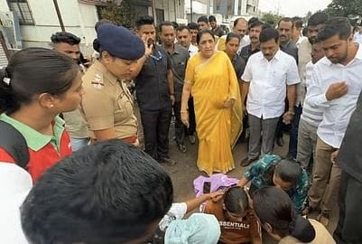 बारामतीत सुनेत्रा पवार यांची माणुसकी; अपघातग्रस्त तरुणीला मदतीचा हात, तातडीने रुग्णालयात पोहोचवले
