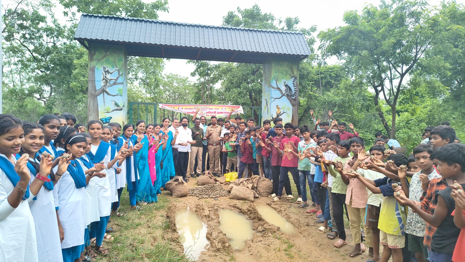 चंद्रपुरातील आदिवासी विद्यार्थ्यांची हरित क्रांती! 2 लाख सीडबॉल तयार करून निसर्गरक्षणाचा घेतला वसा