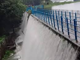 मुंबई में लगातार बारिश से पवई झील ओवरफ्लो, जलाशयों में बढ़ा पानी; BMC ने जारी किया अपडेट