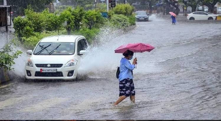 मुंबईत पावसाचा कहर; रेड अलर्ट जारी, शाळा-महाविद्यालयांना दुपारच्या सत्राची सुटी