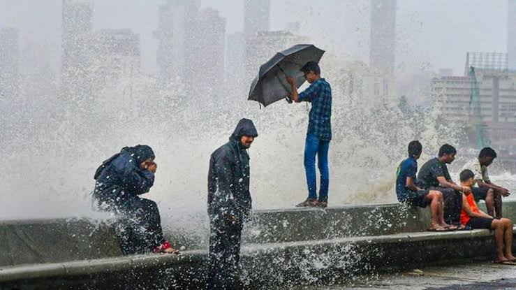 Mumbai Rain Alert: मुंबई, ठाणे और रायगढ़ में आज ऑरेंज अलर्ट, अगले 24 घंटे भारी बारिश के नाम