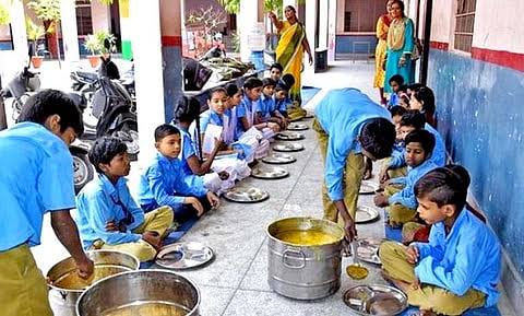 ताटातील खिचडीवर संकट! तांदळाअभावी शाळांमधील पोषण आहार ठप्प होण्याच्या मार्गावर