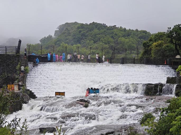 लोणावळ्यात पावसाची जोरदार हजेरी; भुशी धरणासह पर्यटनस्थळांवर वीकेंडला पर्यटकांची प्रचंड गर्दी