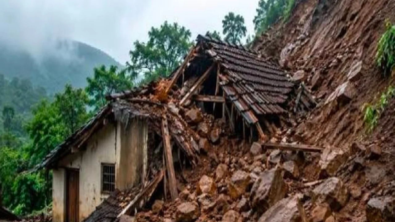 पुण्यात अतिवृष्टीचा कहर; मावळच्या पाटण गावात घरावर दरड कोसळली, एकाचा मृत्यू, दोघे बेपत्ता
