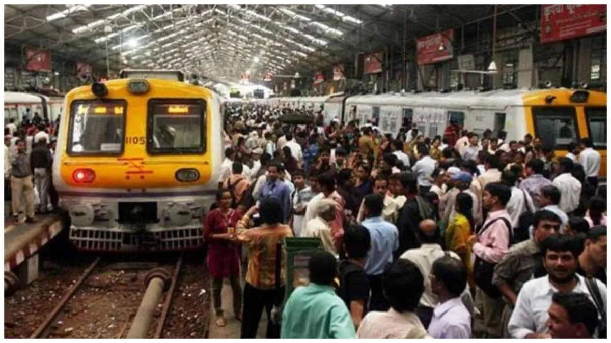 मुंबई में मूसलाधार बारिश का असर, लोकल ट्रेनें 15-20 मिनट देरी से; स्टेशनों पर यात्रियों की भारी भीड़