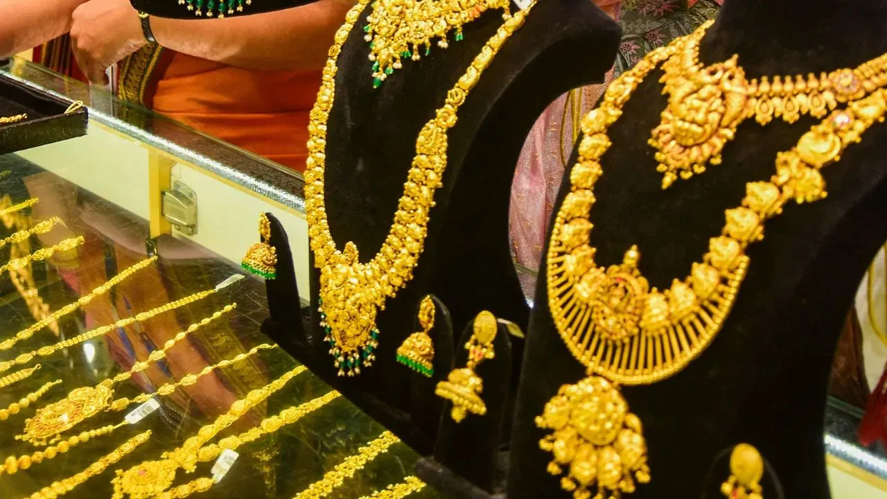 Gold Price Today: लगातार दूसरे दिन सोना हुआ सस्ता, 10 ग्राम पर ₹660 की बड़ी गिरावट; खरीदारी का बढ़िया मौका