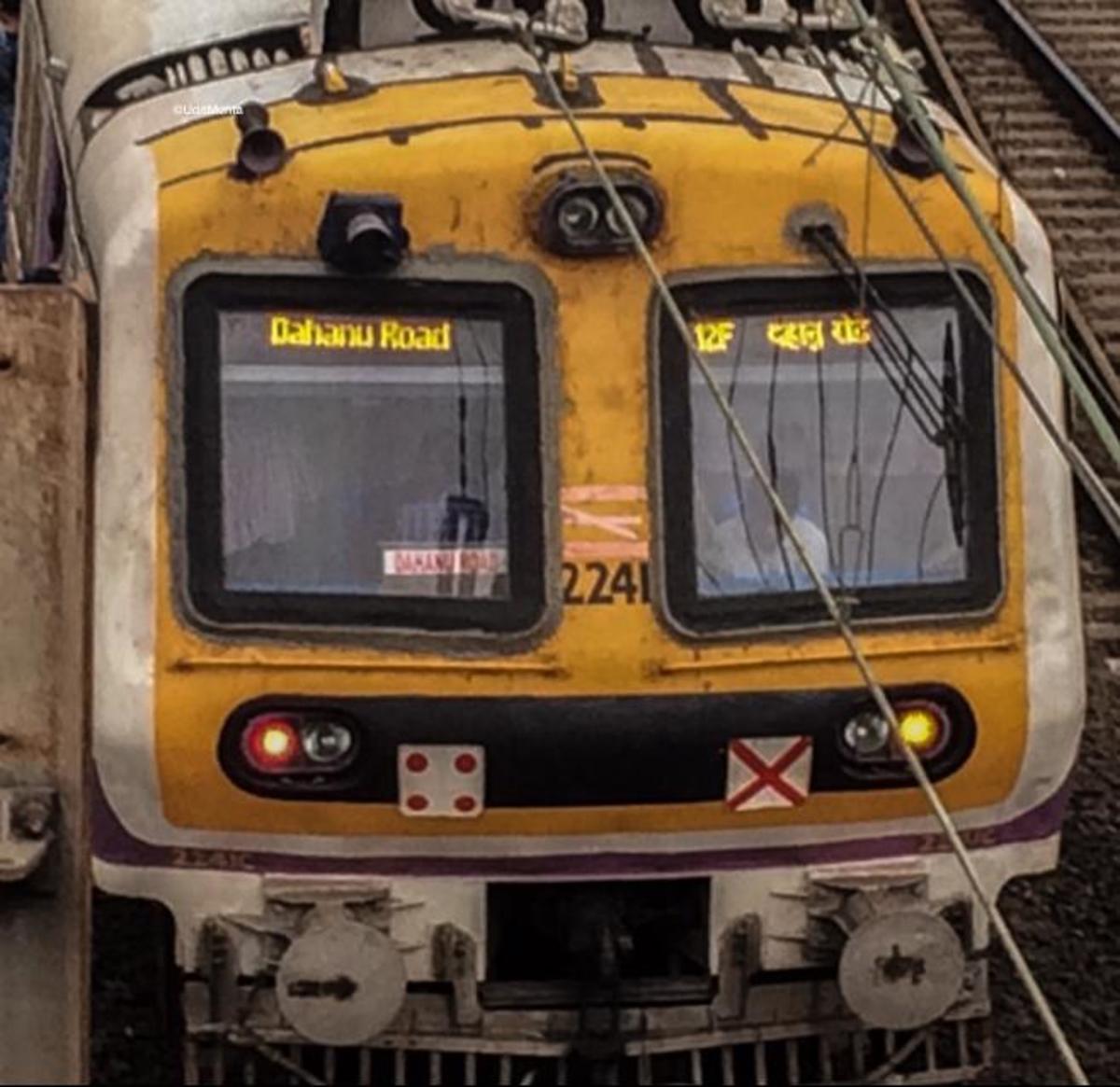 Mumbai Rain: मुसळधार पावसाचा फटका! विरार-डहाणू लोकल सेवा ठप्प; हजारो प्रवाशांची गैरसोय