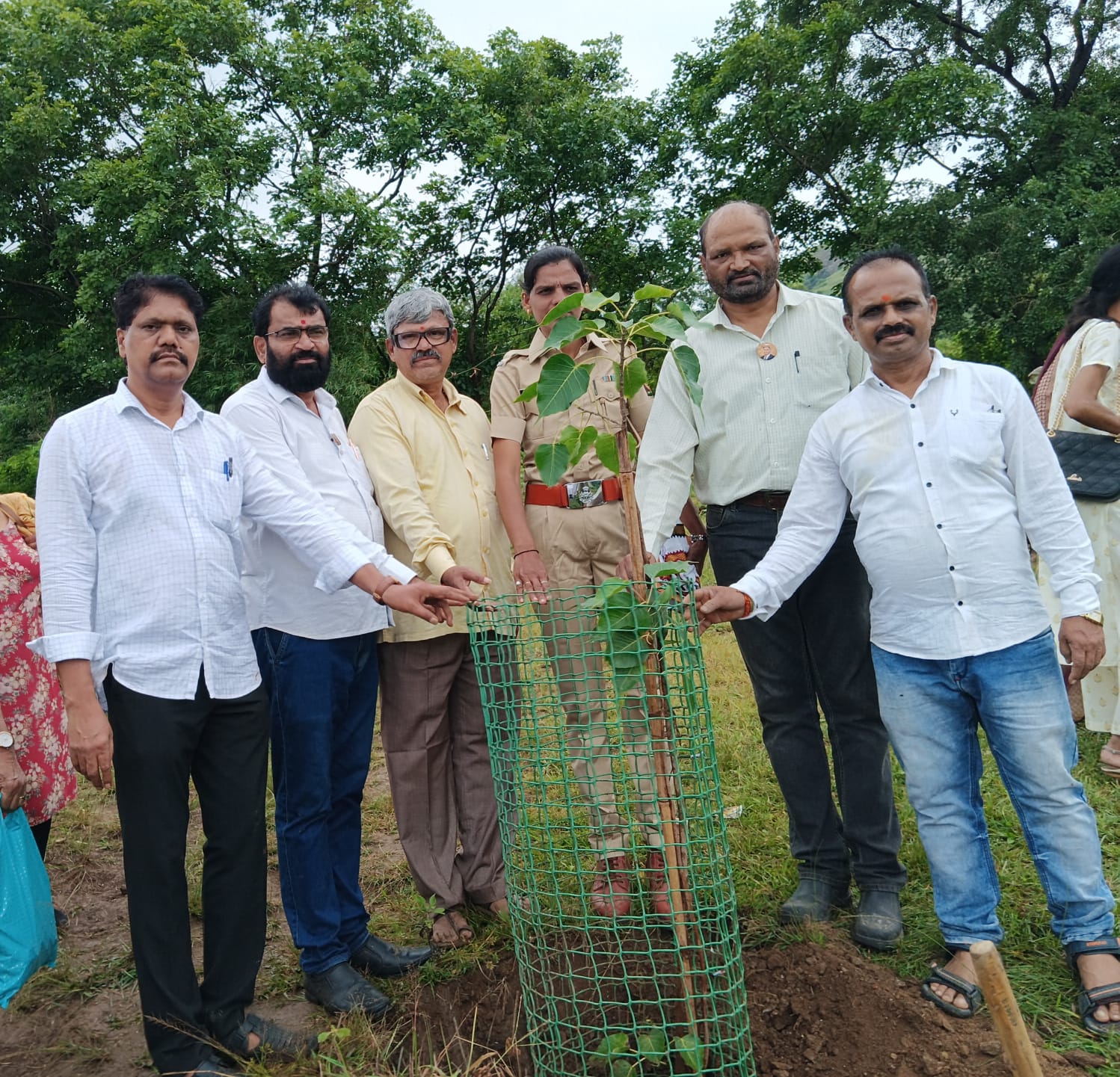 मराठवाडा जनविकास संघ व गुणवंत कामगार कल्याण मंडळाच्या वतीने वृक्षारोपण