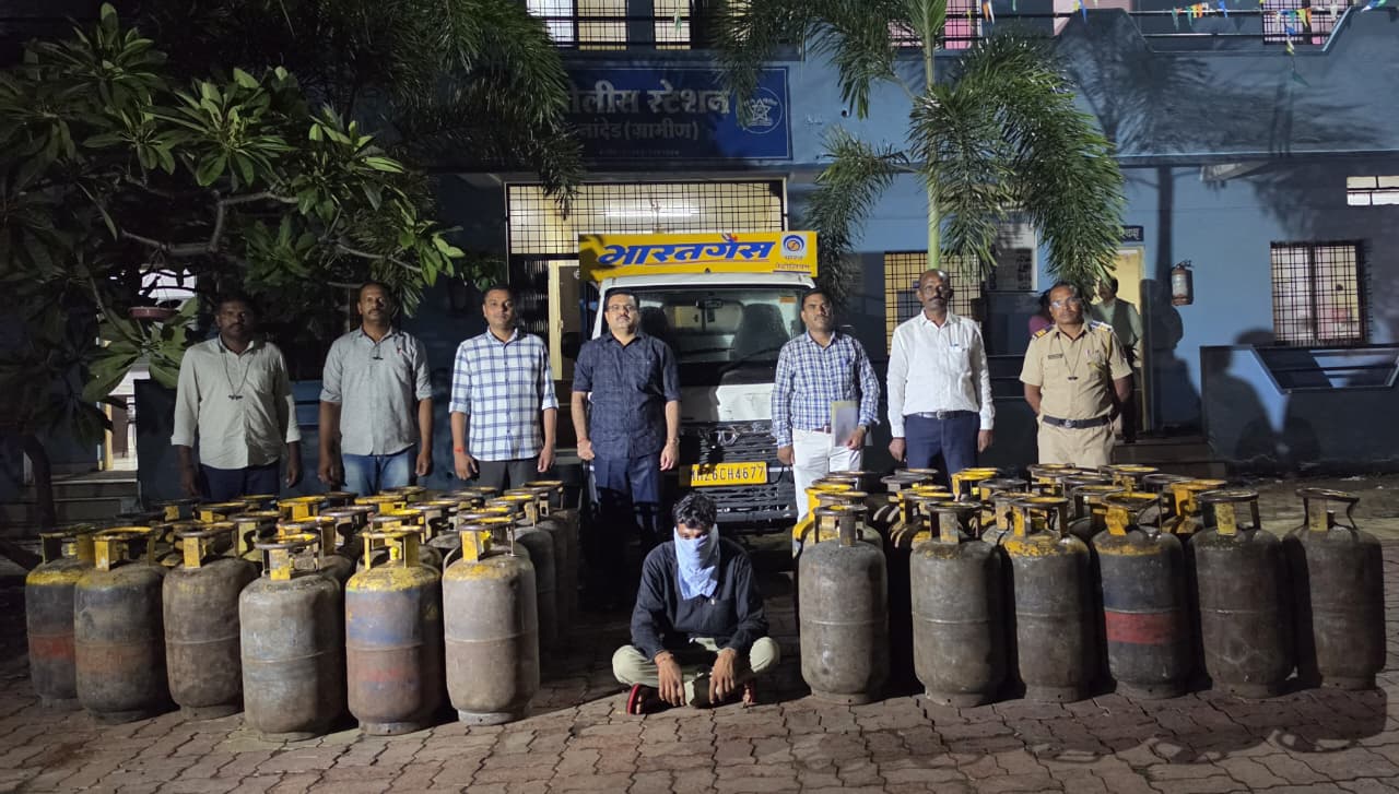 व्यावसायिक गॅस सिलिंडरचा काळाबाजार करणाऱ्यावर कारवाई; ८ लाख ३४ हजारांचा मुद्देमाल जप्त