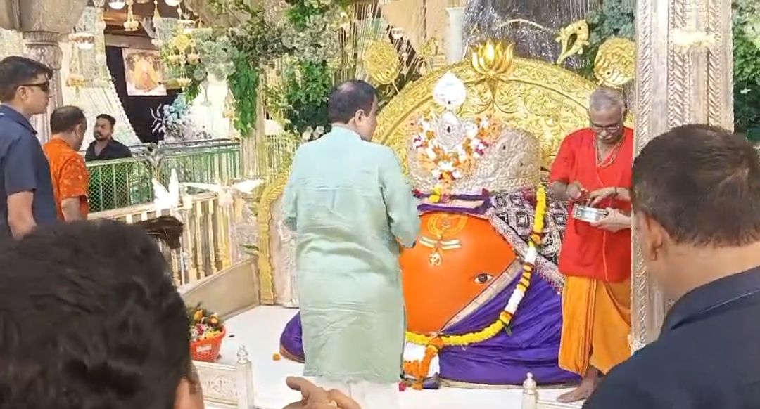 नितिन गडकरी ने टेकड़ी गणपति के दरबार में की पूजा, लिया बप्पा का आशीर्वाद