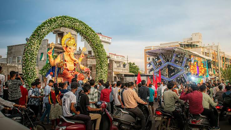 मुंबई में गणेश विसर्जन को लेकर ट्रैफिक अलर्ट, कई रास्ते बंद; रातभर चलेगी मेट्रो