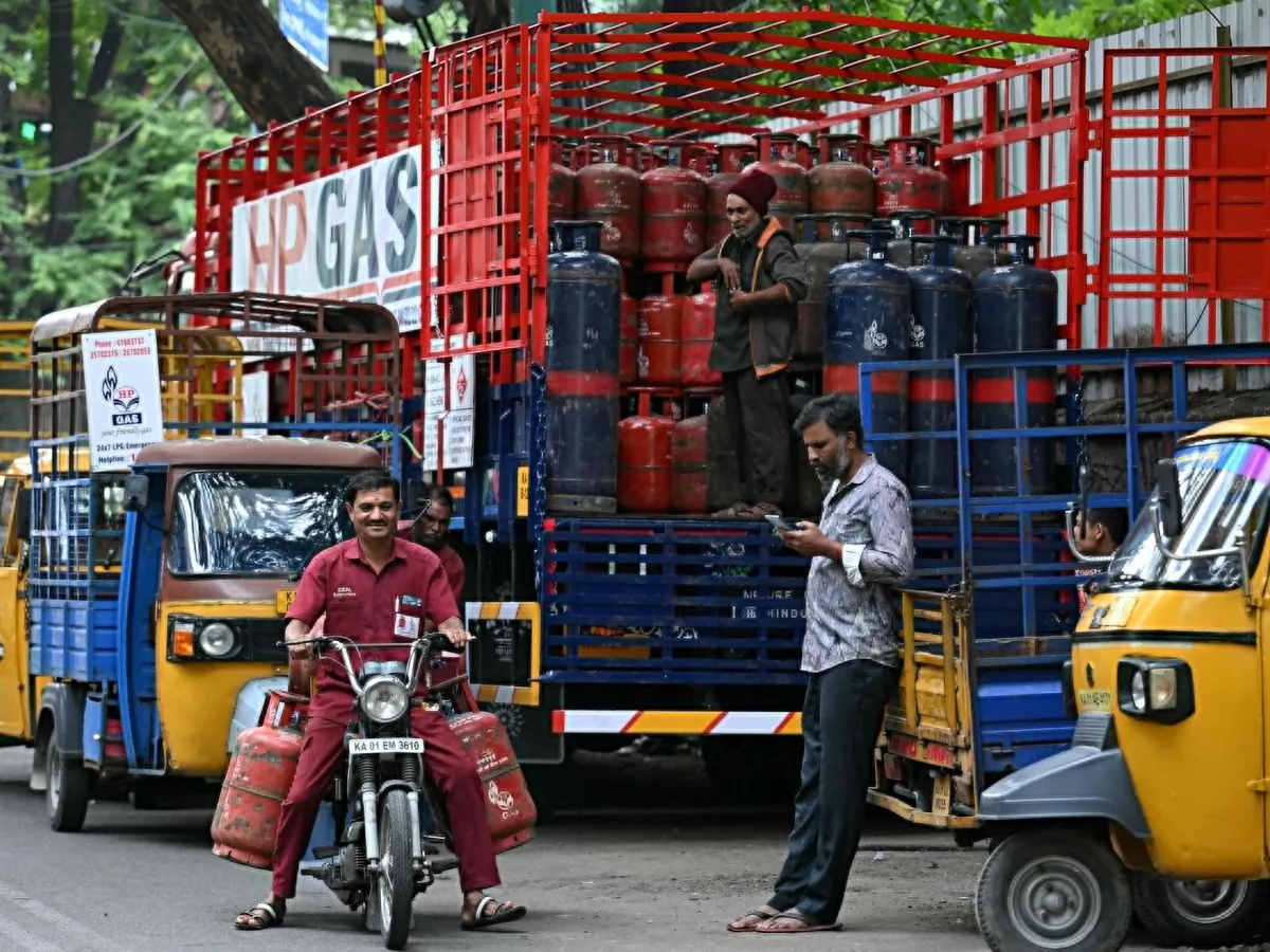 अचानक ‘गैस’ क्यों होने लगा ट्रेंड? LPG सिलेंडर ₹400 से ₹600 तक सस्ता मिलने की खबर से मची हलचल
