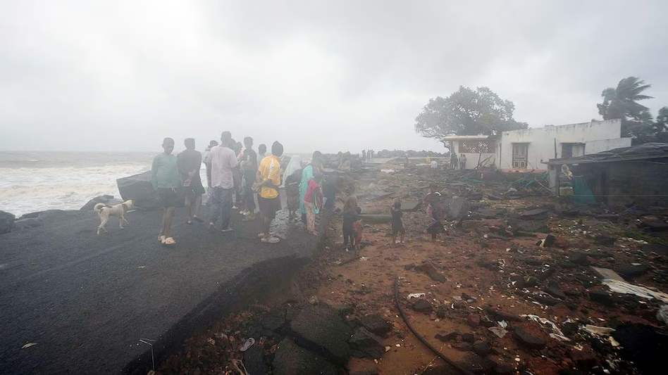 Cyclone Arnab : ‘अर्णब’ का कहर, 300 गांव बाढ़ की चपेट में; रेल पुल डूबा
