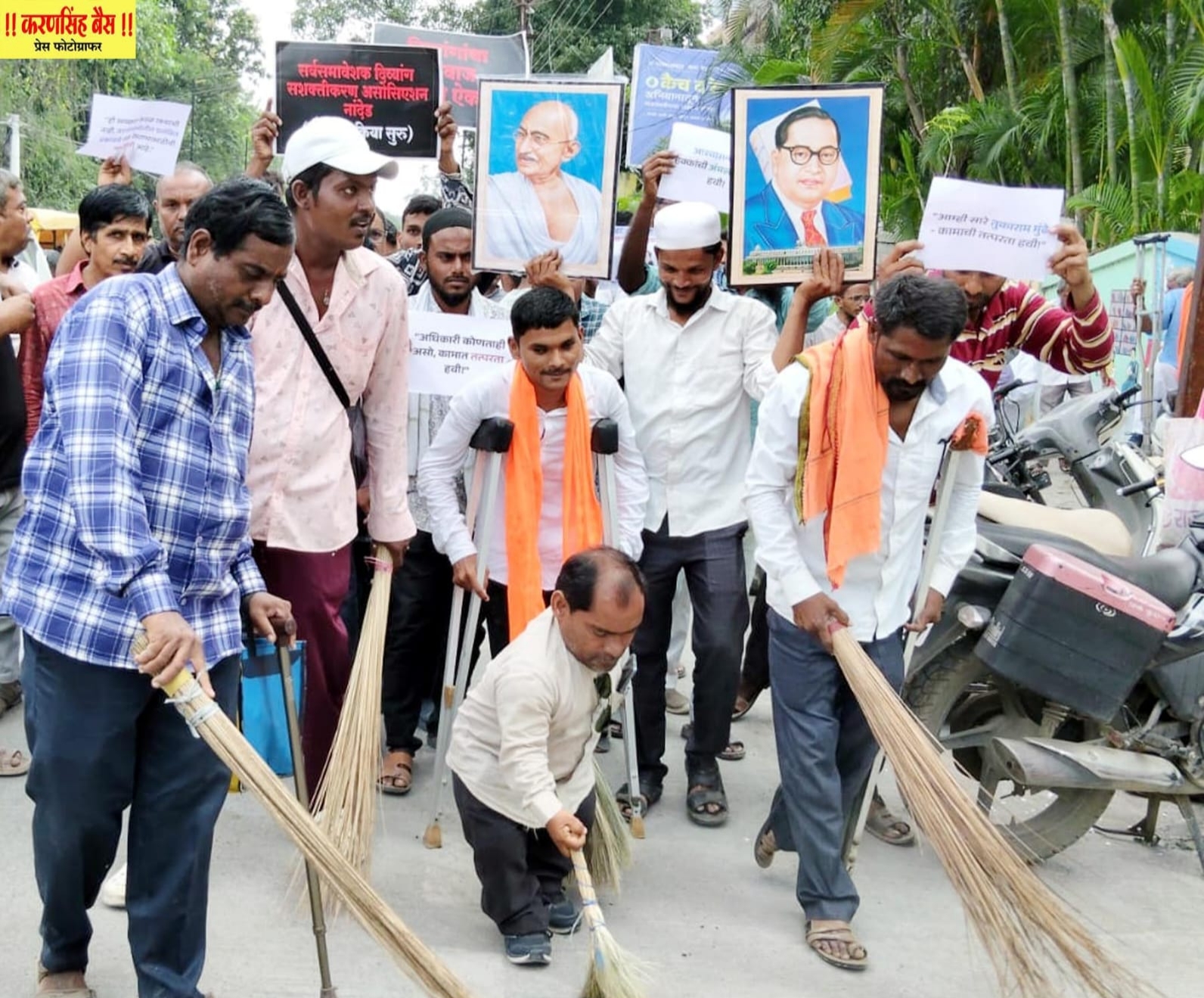 दिव्यांगांचे अधिकाऱ्यांच्या घरासमोर सफाई अभियान