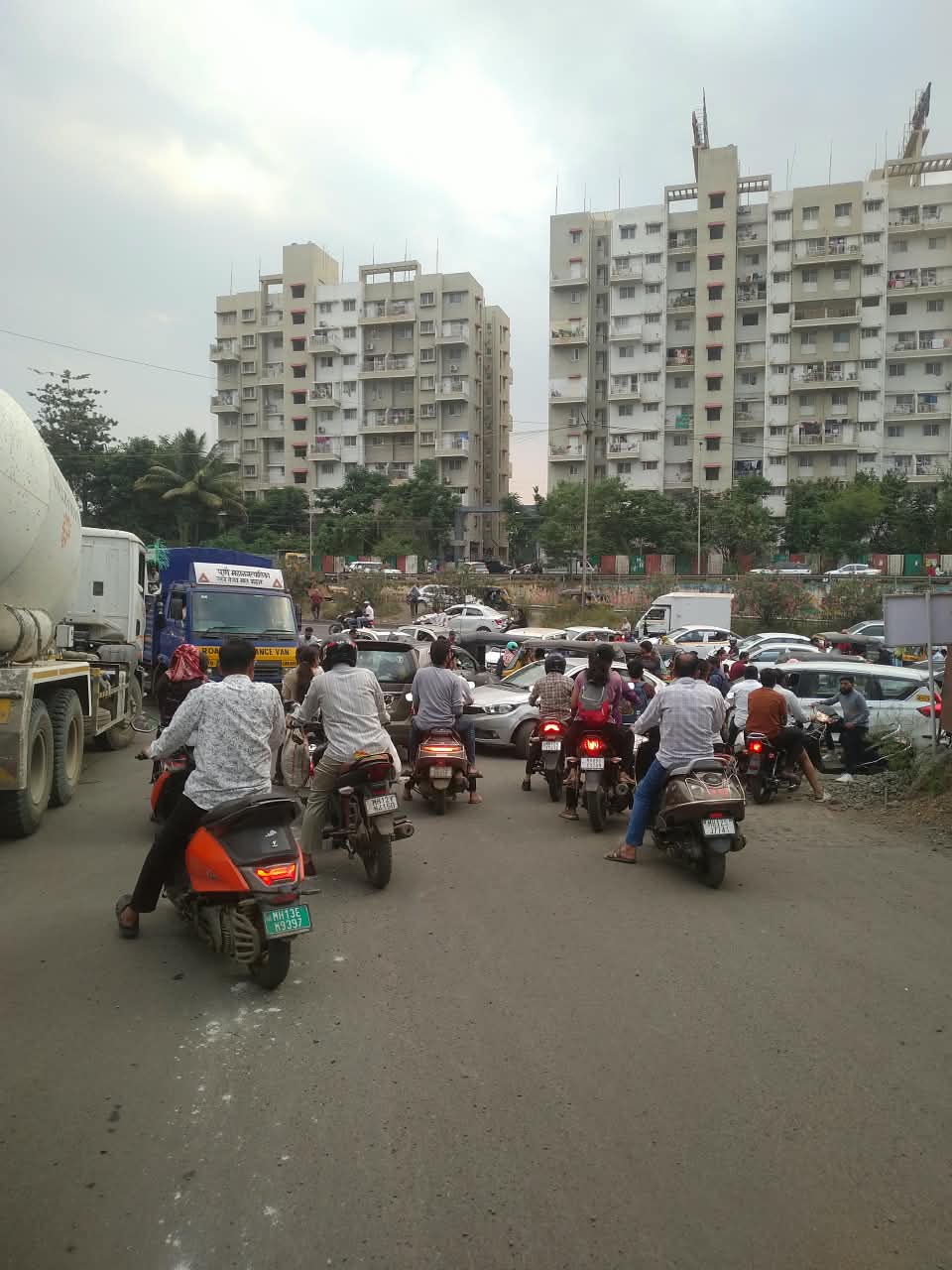 नव्या रस्त्यानंतरही वाहतूक कोंडी कायम; आंबेगाव पठारच्या नागरिकांचा त्रास सुरूच