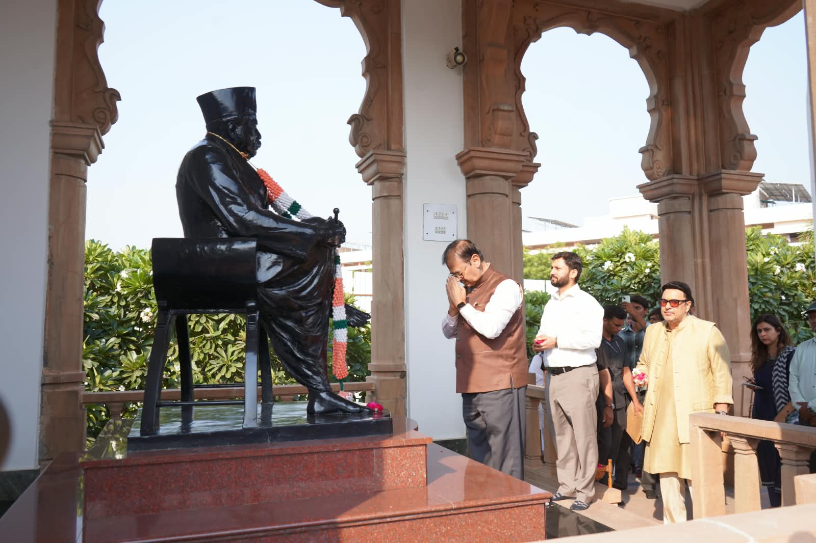 फिल्म ‘प्रहार’ की टीम ने स्मृति मंदिर में किए दर्शन, उज्ज्वल निकम और दिनेश विजान रहे मौजूद