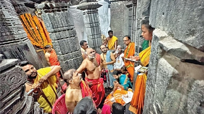 अंबाबाई मंदिरात बॅरिकेडिंगवरून वाद; श्रीपूजकांचे ठिय्या आंदोलन