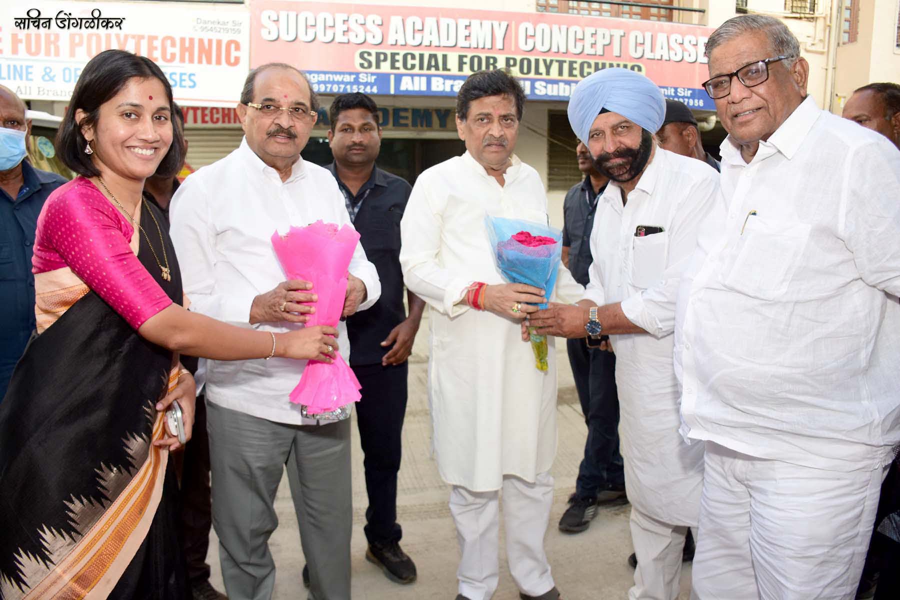 ना. विखे पाटील यांची खतगावकर यांच्या निवासस्थानी सदिच्छा भेट