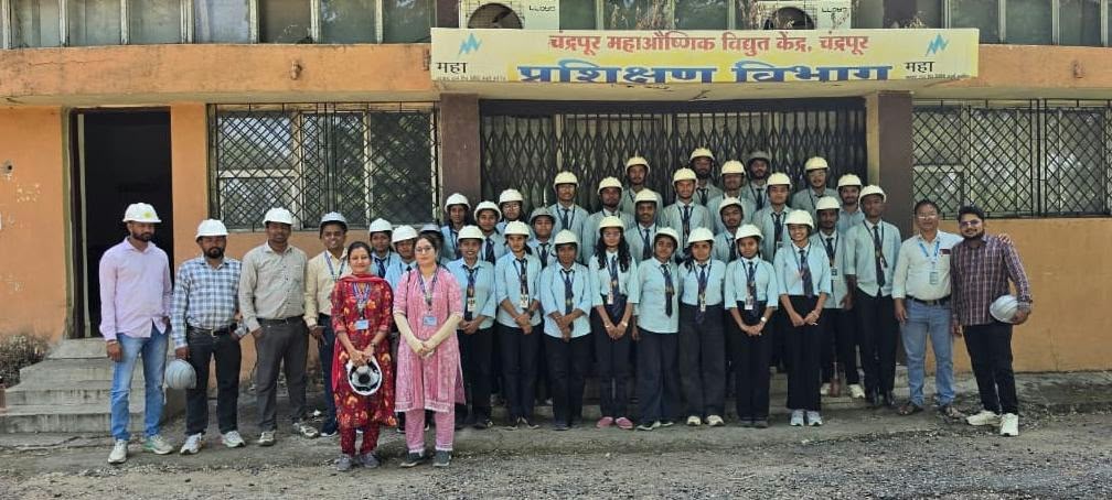 औष्णिक विद्युत केंद्राच्या औद्योगिक भेटीतून ४३ विद्यार्थ्यांना मिळाले वीज निर्मिती प्रक्रियेचे प्रत्यक्ष ज्ञान!