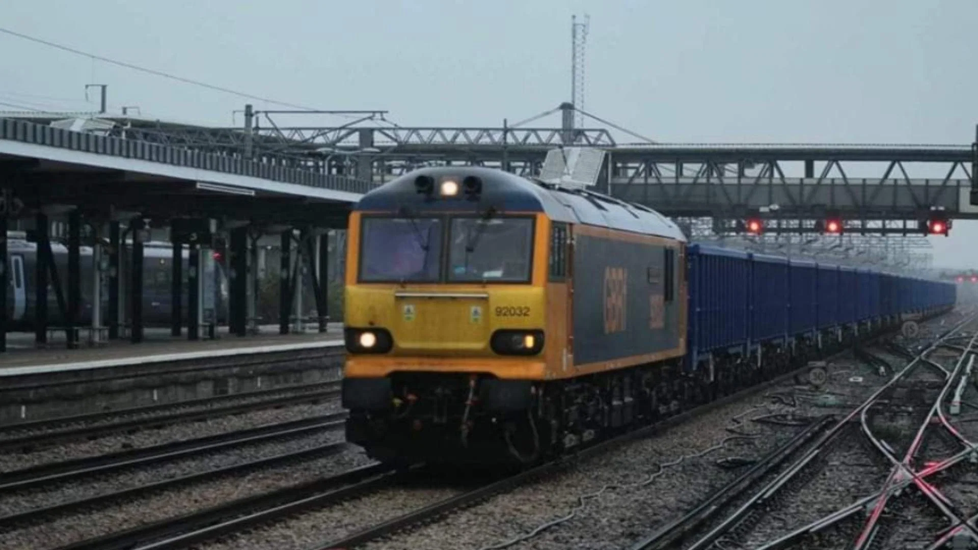 Railway News : यात्रियों के लिए जरूरी खबर! पुणे रूट पर कई ट्रेनें रद्द, कुछ के बदले मार्ग