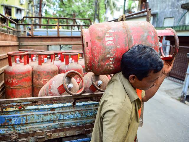 दिवाली से पहले दिल्ली के राशन कार्डधारकों को LPG पर बड़ी राहत, साल में 2 सिलेंडर की कीमत के बराबर मिलेगी मदद