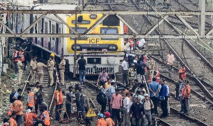 मुंबई लोकल फिर ठप! हार्बर लाइन पर ओवरहेड वायर में खराबी
