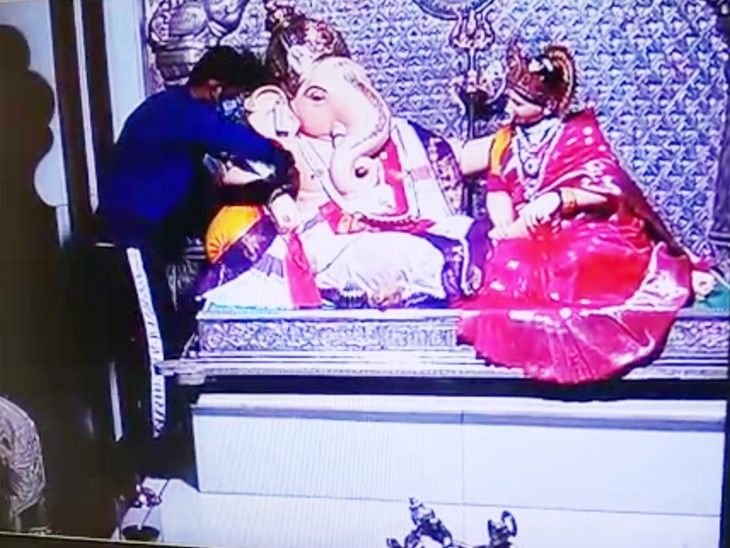 पुणे के ग्रामदैवत कसबा गणपती मंदिर में चोरी, दानपेटी तोड़कर 60 हजार रुपये ले उड़ा चोर